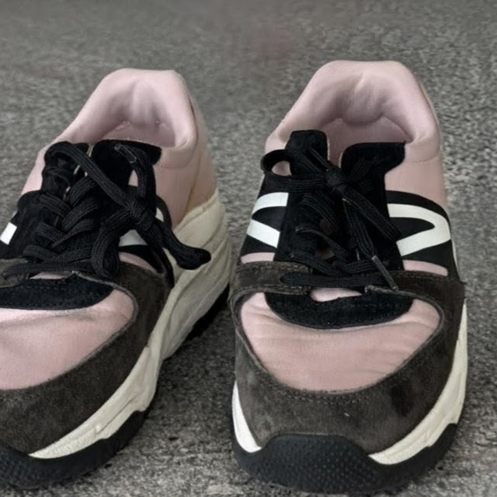 Stylish Women's Sneakers in Pink, Black, and Gold Size 8.5 - Picture 3 of 4